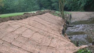 L’appellation « génie écologique » ou « génie végétal » regroupe tout ce qui touche de près ou de loin à la restauration ou à l’ amélioration des milieux naturels et des écosystèmes. ©C.Thiery